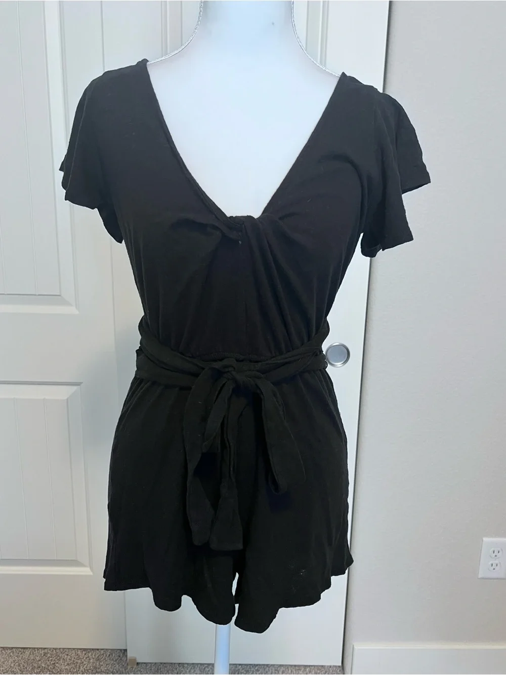 Free People Black Twist V Neck 52% Linen 48% Cotton Romper Sz XS